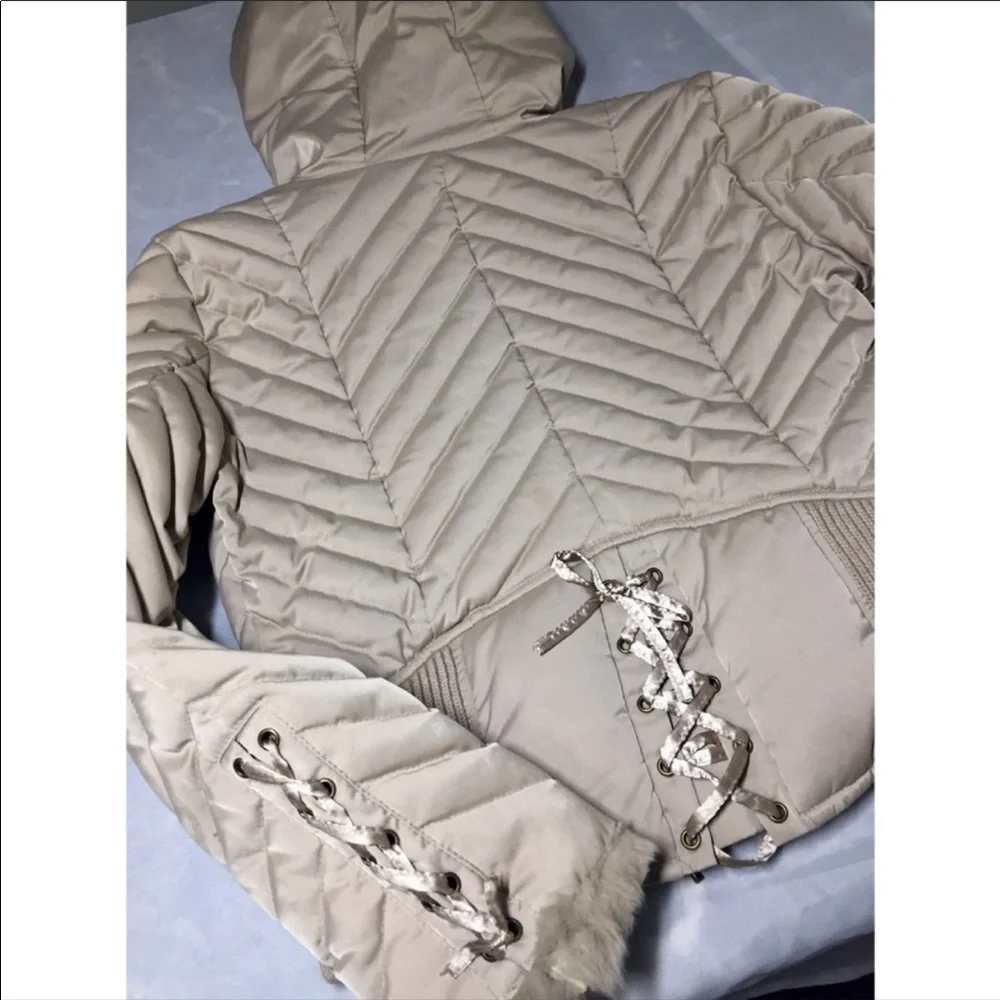 Gorgeous Bebe Tan faux fur quilted coat with hood Size M - Picture 8 of 9